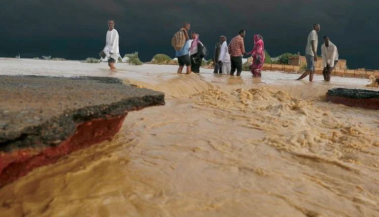 السيول تدمر الطريق الرابط بين شرق وغرب مدينة الجنينة